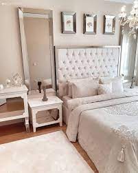 acik renkler ile hafif aynalar ile goz alici keyifli ve sik bir ev carpets beyaz hali yatak odasi yatak spiegelmobel weisser teppich schlafzimmer design