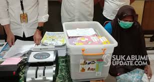 Apakah sobat pernah mengikuti arisan, tentunya akan menjadi saat yang menegangkan pada saat akan diundi bukan, bulan ini giliran tiwi yang mendapatkan arisan kelas, tapi dia masih bingung akan menggunakan uang nya tersebut buat. Inilah Ani Bos Arisan Bodong Dan Barang Bukti Yang Berhasil Dikumpulkan Dari Rumahnya