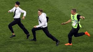 Penyusup Final Piala DUnia 2018 dikejar para Steward