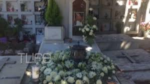 Το ετήσιο μνημόσυνο στη μνήμη της αλίκης βουγιουκλάκη τελέστηκε στο 'α νεκροταφείο, παρουσία συγγενών και θαυμαστών της εθνικής σταρ, που έφυγε από τη ζωή πριν από 25 χρόνια. Alikh Boygioyklakh Page 27 Of 36 Zappit