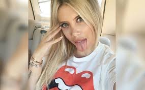 Çıktıkları tatilde pembe ince bir bikiniyle pozlar veren 33 yaşındaki isim, 6 milyon takipçili instagram hesabında bir kez daha. Wanda Nara Responde A Seguidor Que Le Recordo Su Video Intimo