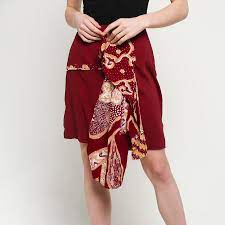 Rok batik dengan paduan motif kawung, parang, dan abstrak ini begitu memukau. Gesyal Rok Batik Wanita Batik Asimetris Ku Ka