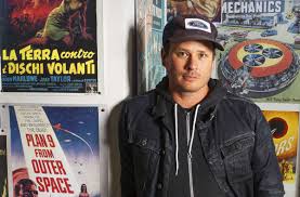 The band currently consists of bassist and vocalist mark hoppus, drummer travis barker, and guitarist and vocalist matt skiba. Der Fruhere Blink 182 Sanger Tom Delonge Vom Rockstar Zu Den Ausserirdischen Panorama Stuttgarter Zeitung