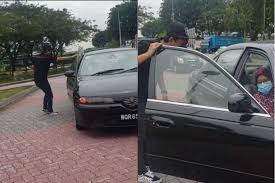 Pastinya gambar yang 'rare' dan cantik ini menonjolkan kreativiti apiz. Bayangkan Kalau Itu Keluarga Kita Zizan Razak Tolong Wanita Kereta Rosak Tengah Jalan Motoqar