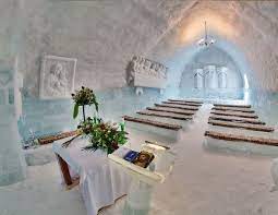 Construirea cladirii de gheata va incepe în acest sezon, hotelul de gheata de la balea lac va fi ridicat pentru a zecea oara, tema artistica fiind zodiacul. Excursie La Balea Lac Pe Transfagarasan Si Castelul De Lut