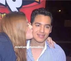 Mi primo y yo viendo como nos usan de mal ejemplo en la cena familiar: