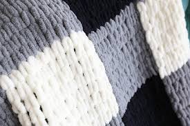 Knitting blankets and scarves are not the only projects that you can get involved in with arm knitting. Make A Gorgeous Finger Knit Blanket With Loop Yarn This Is So Easy It S Always Autumn