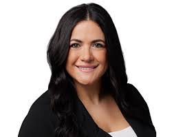 Elizabeth Petersen's Instagram, Twitter & Facebook