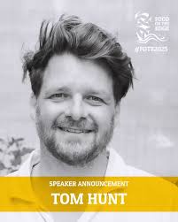 Collecting hawthorn in the playground with the little ones #HillyFields  #Brockley #foraging #hawthorne #hawthorneketchup #hawthornetincture