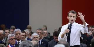 A man slaps mr macron in the face before officers quickly. Grand Debat National Macron Change De Format Pour L Acte 3 A Valence