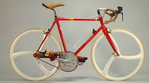 The 60th anniversary colnago for ferrari has the classical red livery, symbol of the ''cavallino rampante'' house, and on the front a stylised italian tricolour flag, symbol of these two leaders of the ''made in italy'' design. Brand Colnago