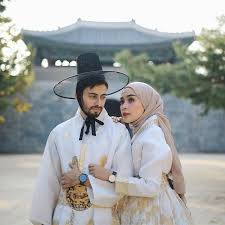 Download now kasual sampai baju adat 12 ide foto prewedding seleb ini kece. 30 Foto Prewedding Outdoor Casual Simple Romantis