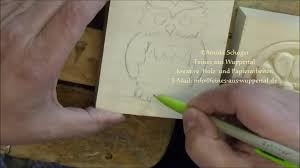 Übertragen sie die schablone für den körper der eule mit bleistift auf farbigen fotokarton. Holzschnitzerei Eines Anfangers Hier Als Eulen Relief Feines Aus Wuppertal
