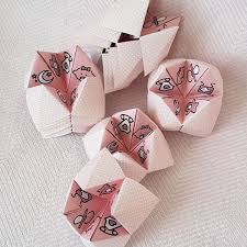 Notre atelier se chargera de l'impression sur un papier de qualité une fois que vous aurez opéré toutes les modifications de textes et couleurs via le logiciel prévu à cet effet sur notre site. Un Faire Part De Naissance En Forme De Cocotte En Papier Joli Baby