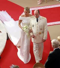 Le prince albert ii et la princesse charlène célébreront leurs noces d'étain sur des continents différents le 1er juillet. Images Princesse Charlene De Monaco Sa Sublime Robe Giorgio Armani