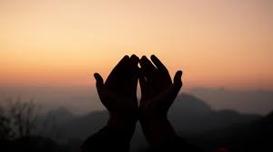 Sebuah pertanyaan yang sangat bagus yang menunjukkan perhatian si penanya terhadap akhirat, disaat banyak orang justru tersibukkan dan tertipu dengan. Doa Terhindar Dari Fitnah Dunia Biar Terhindar Dari Api Neraka Kumparan Com