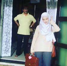 Dibintangi oleh remy ishak dan sari yanti, siri ini disiarkan di slot megadrama astro ria bermula 27 mac 2017, menggantikan dia bidadariku dan berakhir pada 21 april 2017. Cik Serba Tahu Episod 4