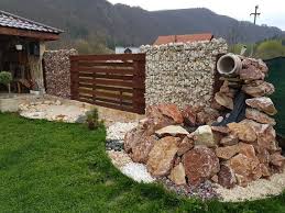 Dintre multitudinea de lucruri ideale pentru amenajarea gradinii, este si piatra decorativa. Vand Piatra Si Bolovani Ornamentali Pentru Adroa Stroy