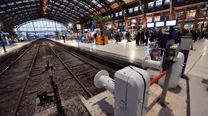 Le cinquième jour de grève a provoqué des scènes de tension entre agents de sécurité ferroviaire et voyageurs. Greve Sncf Un Ter Sur Dix Circulera Lundi Dans Les Hauts De France