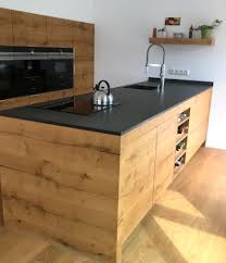Schreinerkuche Aus Heimischer Eiche Integriertes Weinregal Dekoboard Hochschranke Mit Elektrogeraten Backofen Haus Kuchen Wohnung Kuche Kuchen Design