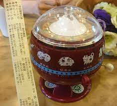 大家試過嗎80年代最夯星座占卜機記得國中時的泡沫紅茶店冰店或是牛排店裡頭每桌都會放置一台在自己的星座上方投幣後再押一下桿子就可以得到占卜籤文有機會看到大家不妨試試真讓人懷念啊