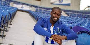 94' cruzamento de nanu, a defesa do nacional não corta, marega não tem espaço para o remate e a recarga de uribe sai. Fc Porto Nanu