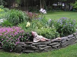 Hochbeet Aus Stein Gartenzwerg Graue Ziegel Blumen Pflanzen Hinterhof Grune Wiese Garten Ideen Gartendekoration Garten