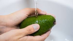 Benar bahwa alpukat tergolong sebagai orang yang makan setengah buah alpukat saat makan siang justru mampu menahan lapar hingga ada banyak cara untuk mengolah buah ini, mulai dari dibuat menjadi jus alpukat hingga diolah. Wajib Mencuci Alpukat Sebelum Dimakan Ini Alasannya