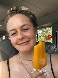 Nothing says summer like sticky fingers and a sweet frozen treat 💛  #TheKindLife #KindLifeMoments