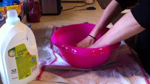 Glisser 4 coquilles brisées de noix dans une chaussette nouée directement dans le tambour de la machine à laver. Laver Ses Vetements A La Main Entretien Linge Maison Youtube