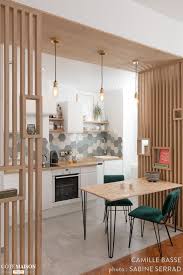 Des Elements En Bois Clair Structurent L Espace Cuisine Salle A Manger Separation Cuisine Salon Cuisine Blanche Et Bois Cuisine Salle A Manger