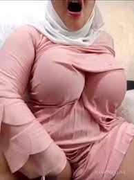 Amal Arabic Big Boobs Camgirl Sucking Her Own Nipples And Rubbing Pussy  Leaked Video - ViralPornhub.com