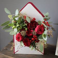 24 Zeitgenossische Valentinstag Dekor Ideen Deko Ideen Christmas Flowers Flower Box Gift Creative Flower Arrangements