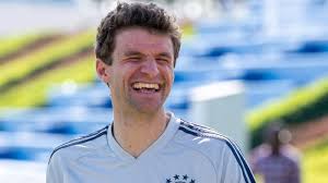Das gebäude soll zwei vollgeschosse bekommen. Bayern Munchen Muller Wie Mit Der Frau Und Dem Einkaufszettel Kicker