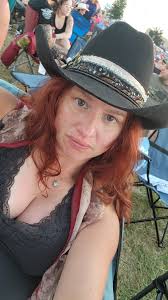 Anybody got some of these glasses in red and black? we can do a trade for  whatever u want that I sell !!🩷