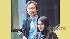 Donna berdecak dan tersenyum sinis menyebalkan. Ella Prihatin Nasib Pelarian