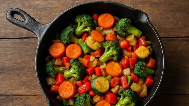 लोहे के बर्तन में भूलकर भी न पकाएं खाने की ये चीजें, जानें कैसे करें Iron Cookware का सही इस्तेमाल? - India TV Hindi