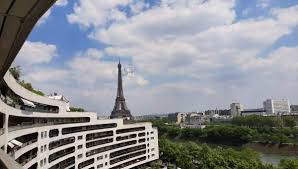 Le drapeau géant accroché à la tour eiffel symbolisant paris 2024 n'a pu être déployé comme prévu. Mais Quel Est Ce Drapeau Qui Flottait Sur La Tour Eiffel Ce Mardi