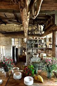 Draussen Brennt Die Sonne Und In Der Halb Offenen Sommerkuche Lasst Es Sich Angenehm Arbeiten Italian Home Rustic Italian Rustic House