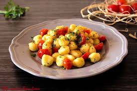 Aggiungiamo il sale, il pepe, la panna ed il grana ed infine la scorza del limone grattugiata. Gnocchi Con Bottarga Di Tonno