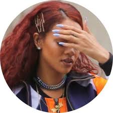 Ünlü şarkıcı, tren garında çektiği bir fotoğrafı twitter'a yükledi fakat bir şeyi hesaba katmamıştı. Rihanna Icon Rihanna Rihanna Fenty Hair Styles