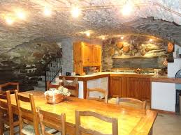 In genere le pareti se incontrate difficoltà per capire come arredare la taverna per mancanza di spazio, potete puntare su una scala a chiocciola (magari con uno stile. Arredare Una Tavernetta Arredare Casa Arredamento Taverna