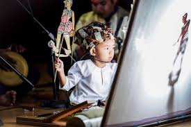 Gamelan dimainkan pada acara khusus, seperti upacara agama, perayaan. Tok Dalang Cilik Sanggup Tak Makan Tak Minum Habiskan Masa Dengan Patung Wayang Kulit Figura Mstar