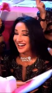 Nikt nie potrafi tańczyć w szpilkach tak jak polskie kobiety i mężczyźni”.  👠🇵🇱 Pełna zgoda @kuba.walica! 🤝🔥 Z tej okazji prowadząca Eurowizję  wręczyła Justynie… kapcie. 😂 Kochamy ten moment! ✨🤍 A wy