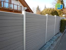 Blick Von Der Strassenseite Wpc View Protection Fence Patio Yard Ideas Modern Garden Concrete Yard