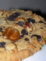 Les Maxi Cookies Crunchy Au Beurre De Cacahuetes Grosses Pepites De Chocolat Et Cacahuetes Enrobees De Car Gourmandise Fondant Au Caramel Beurre De Cacahuetes