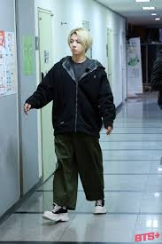 Orang tua jungkook sempat melempar tatapan bengis, ayah nya memberi tepukan semangat di bahu sementara ibu nya berbisik 'jadilah dominan anakku! Pin On Run Bts