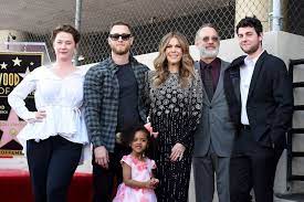 Insgesamt hat er vier kinder und eine wunderbare frau an tom hanks führt ein erfolgreiches leben als schauspieler und wurde schon zweimal mit einem. Tom Hanks Ist Vater Von 4 Kindern Lernen Sie Die Kinder Und Seine Frau Rita Wilson Kennen