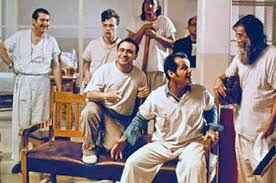 Un criminel essaye de se faire passer pour fou pour ne pas refaire de la prison et finit par remettre en cause le fonctionnement de l'hôpital psychiatrique où il doit être évalué. Vol Au Dessus D Un Nid De Coucou Un Documentaire Sur Le Film