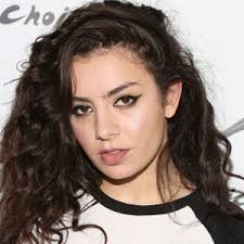 We investigate who's to blame for the delay of charli xcx's next album, with charli, her label and an alleged group of hackers all sharing responsibility. Charli Xcx Noticias Fotos Y Videos